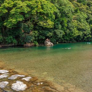 浅瀬で遊べる川遊びエリア_遊ぶ人が多い様子（内宮A4駐車場近く）