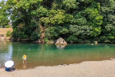 五十鈴川の写真「浅瀬で遊べる川遊びエリア_遊ぶ人の様子（内宮A4駐車場近く）」