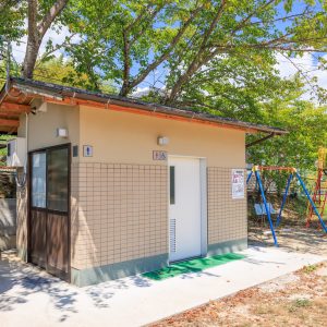 無料壁紙 公園の公衆トイレ。PCとデスクトップ壁紙に最適な4K高画質の無料壁紙。三重県伊賀市の西山の棚田で撮影したフリー写真素材