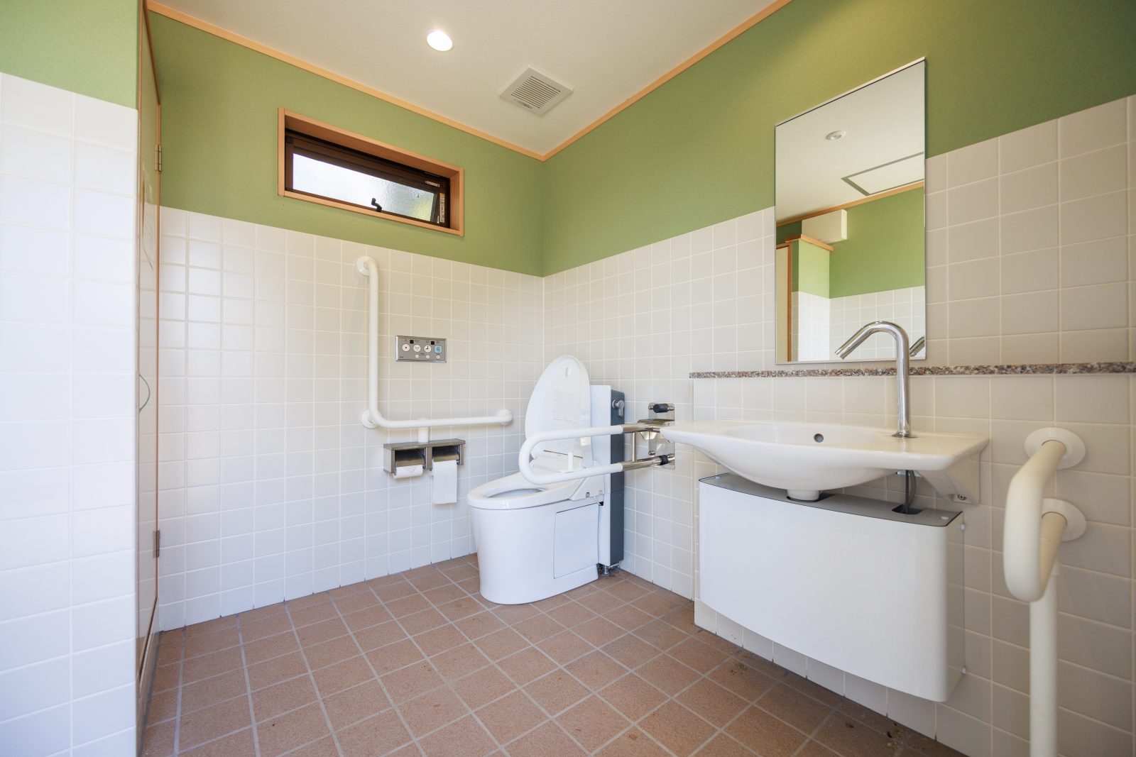 無料壁紙 広々とした思いやりトイレ。PCとデスクトップ壁紙に最適な4K高画質の無料壁紙。三重県伊賀市の西山の棚田で撮影したフリー写真素材