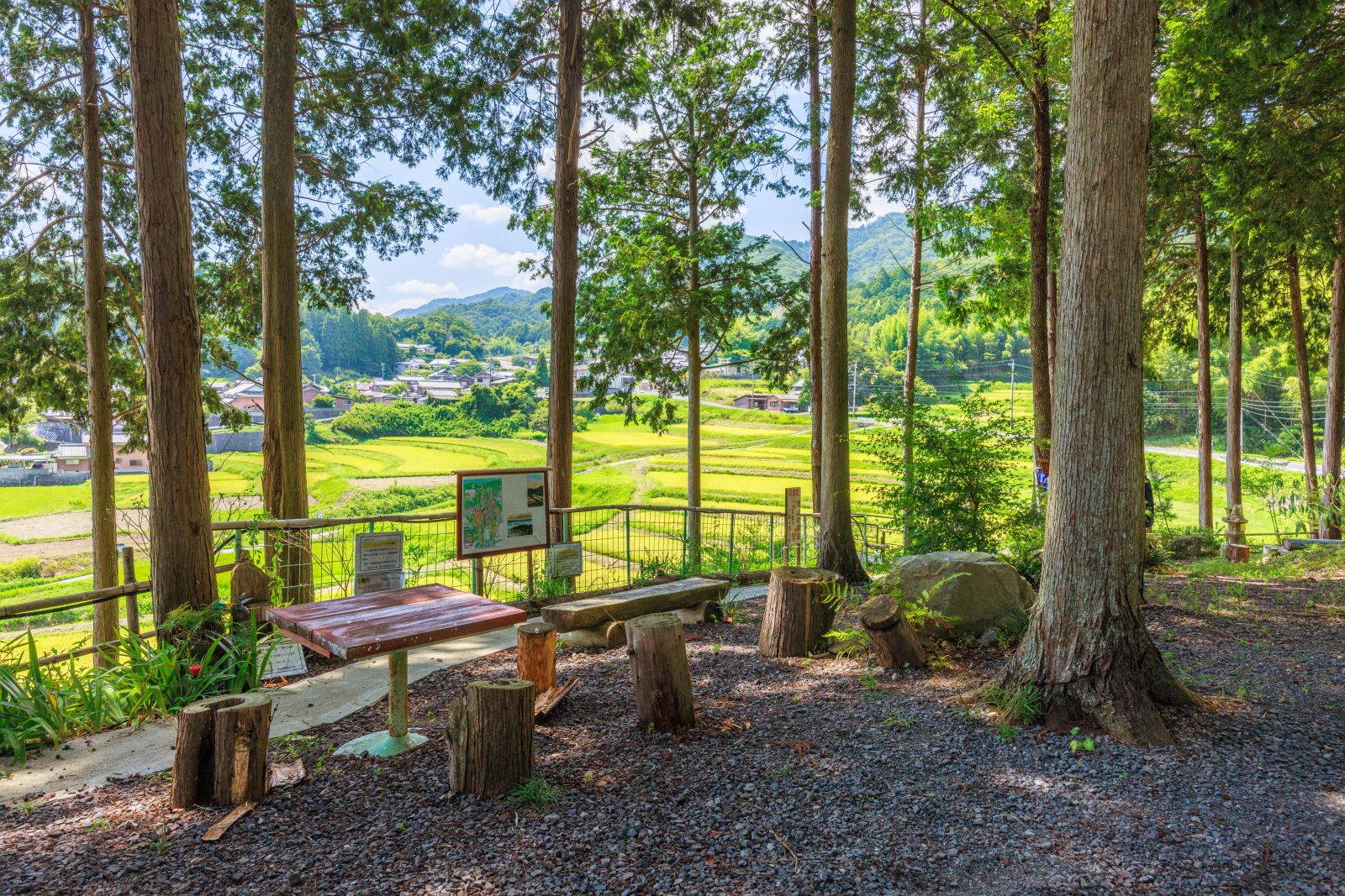 無料壁紙 展望台近くの休憩スペース。PCとデスクトップ壁紙に最適な4K高画質の無料壁紙。三重県伊賀市の西山の棚田で撮影したフリー写真素材