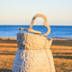 運気が上がる待ち受け ハートの先に広がるサンセットビーチ。AndroidとiPhoneに対応した4K高画質の無料スマホ壁紙。三重県御浜町の七里御浜ふれあいビーチで撮影したフリー写真素材