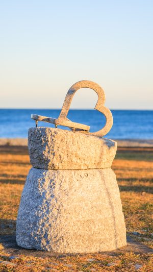 運気が上がる待ち受け ハートの先に広がるサンセットビーチ。AndroidとiPhoneに対応した4K高画質の無料スマホ壁紙。三重県御浜町の七里御浜ふれあいビーチで撮影したフリー写真素材