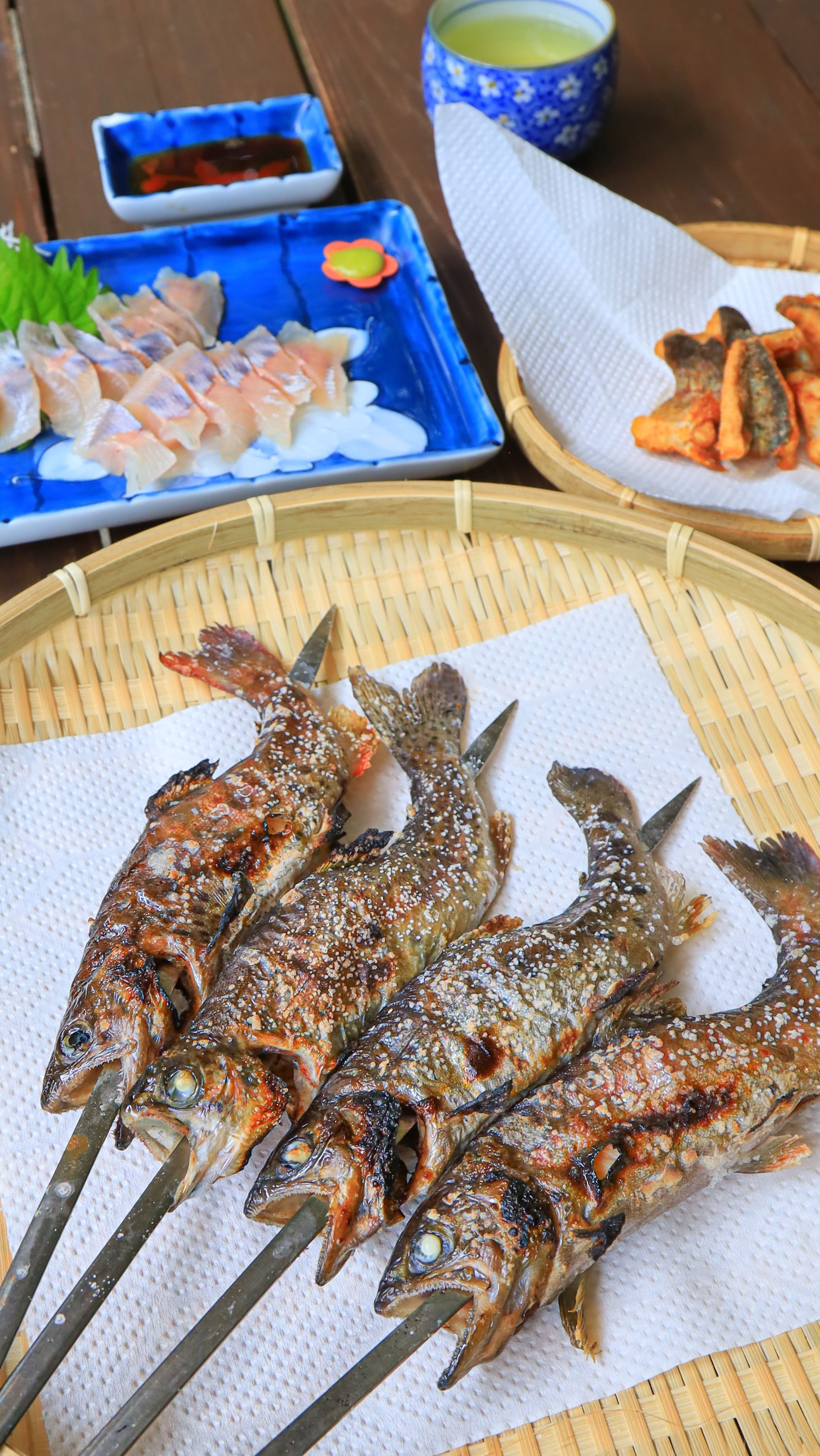 無料スマホ壁紙 ニジマス・あまご料理（縦サイズ）。AndroidとiPhoneに対応した4K高画質の無料待ち受け画像。三重県津市の大吉あまごセンターで撮影したフリー写真素材