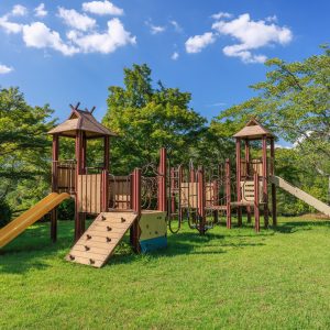 無料壁紙 滑り台のアスレチック遊具。PCとデスクトップ壁紙に最適な4K高画質の無料壁紙。三重県伊賀市の岩倉峡公園で撮影したフリー写真素材