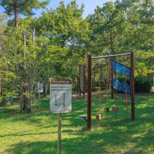 無料壁紙 アスレチック遊具が広がる園内。PCとデスクトップ壁紙に最適な4K高画質の無料壁紙。三重県伊賀市の岩倉峡公園で撮影したフリー写真素材