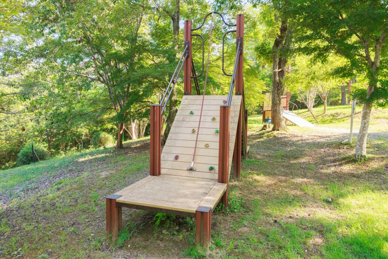 岩倉峡公園の写真「ロープ登りのアスレチック遊具」