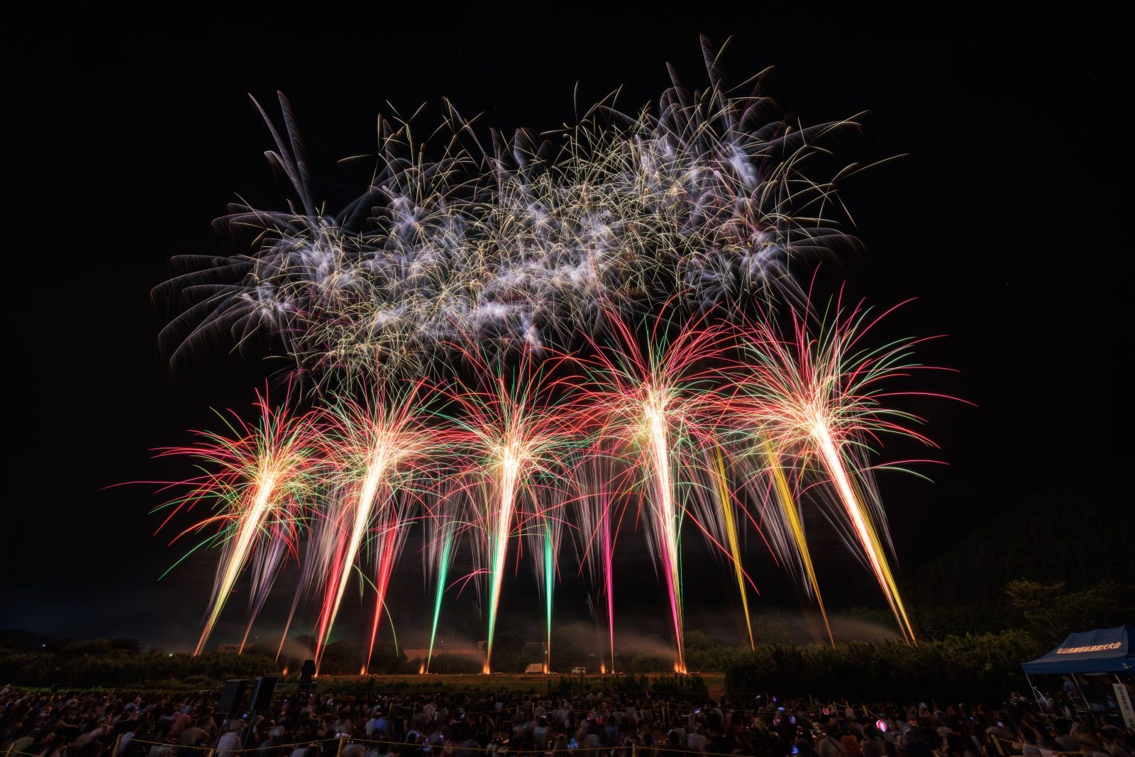 無料壁紙 序盤の連発花火。PCとデスクトップ壁紙に最適な4K高画質の無料壁紙。三重県亀山市の亀山市関宿納涼花火大会で撮影したフリー写真素材