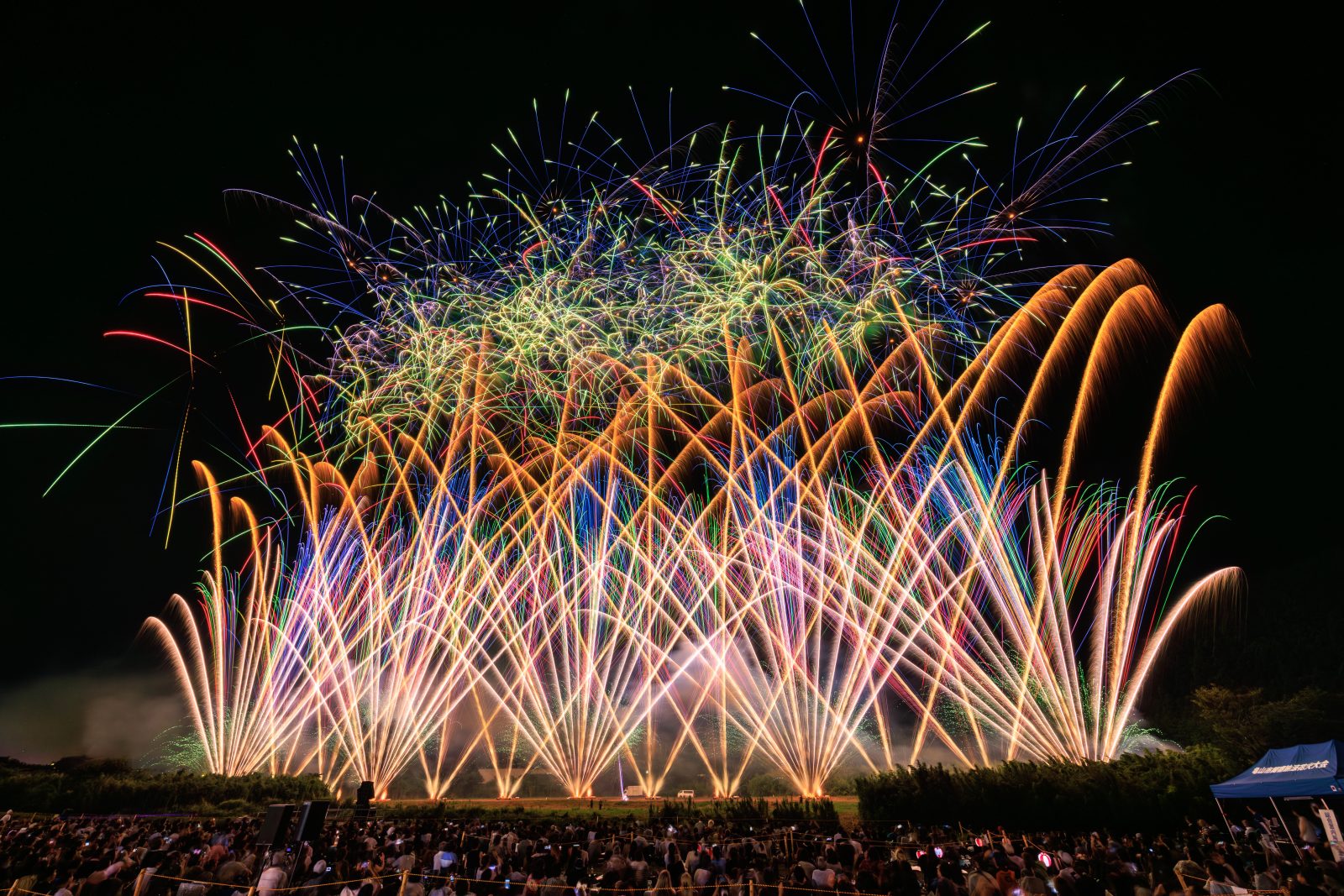 無料壁紙 青と緑の連発花火。PCとデスクトップ壁紙に最適な4K高画質の無料壁紙。三重県亀山市の亀山市関宿納涼花火大会で撮影したフリー写真素材