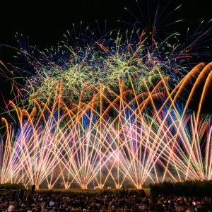 無料壁紙 青と緑の連発花火。PCとデスクトップ壁紙に最適な4K高画質の無料壁紙。三重県亀山市の亀山市関宿納涼花火大会で撮影したフリー写真素材