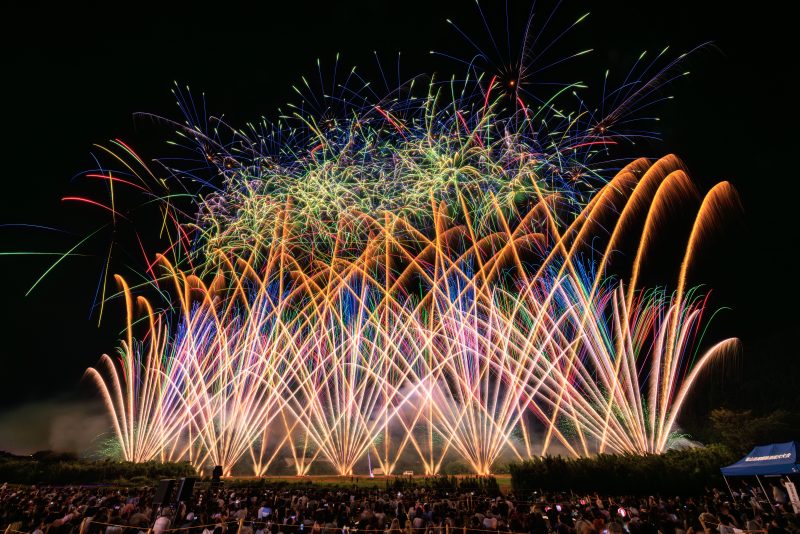 亀山市関宿納涼花火大会の写真「青と緑の連発花火」