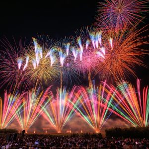 無料壁紙 虹色の孔雀とカラフルな花火。PCとデスクトップ壁紙に最適な4K高画質の無料壁紙。三重県亀山市の亀山市関宿納涼花火大会で撮影したフリー写真素材