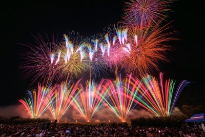 亀山市関宿納涼花火大会の写真「虹色の孔雀とカラフルな花火」