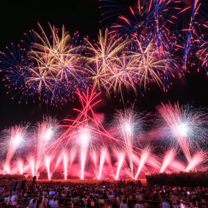 無料壁紙 赤と青の連発花火。PCとデスクトップ壁紙に最適な4K高画質の無料壁紙。三重県亀山市の亀山市関宿納涼花火大会で撮影したフリー写真素材