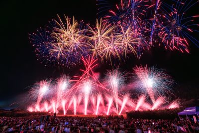 亀山市関宿納涼花火大会の写真「赤と青の連発花火」