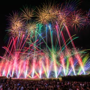 無料壁紙 レーザー発射のような連発花火。PCとデスクトップ壁紙に最適な4K高画質の無料壁紙。三重県亀山市の亀山市関宿納涼花火大会で撮影したフリー写真素材