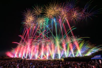 亀山市関宿納涼花火大会の写真「レーザー発射のような連発花火」