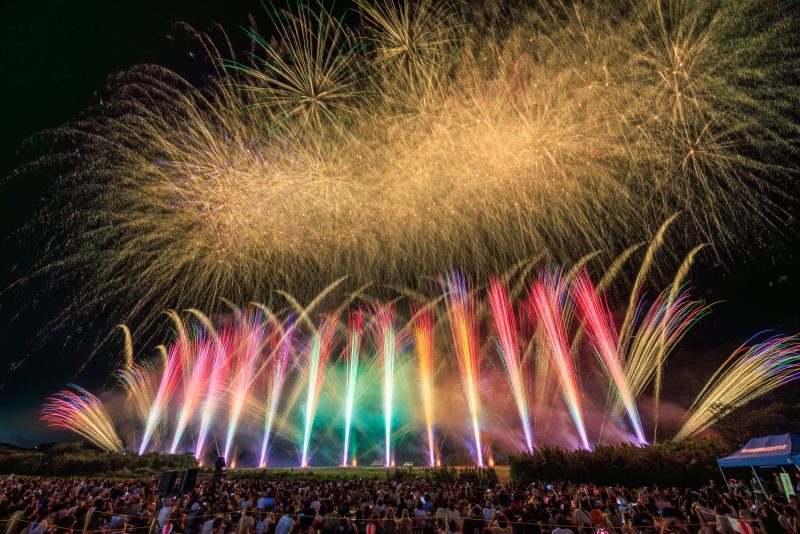 亀山市関宿納涼花火大会の写真「夜空いっぱいに咲き誇る彩りの大輪」