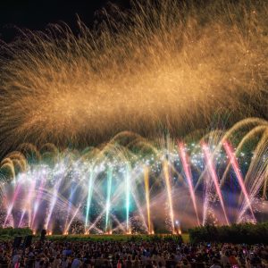 亀山市関宿納涼花火大会の写真「虹色のスターマイン」