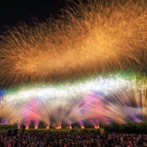 亀山市関宿納涼花火大会の写真「孔雀のようなスターマイン」