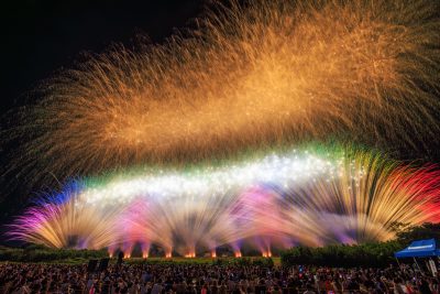 亀山市関宿納涼花火大会の写真「孔雀のようなスターマイン」