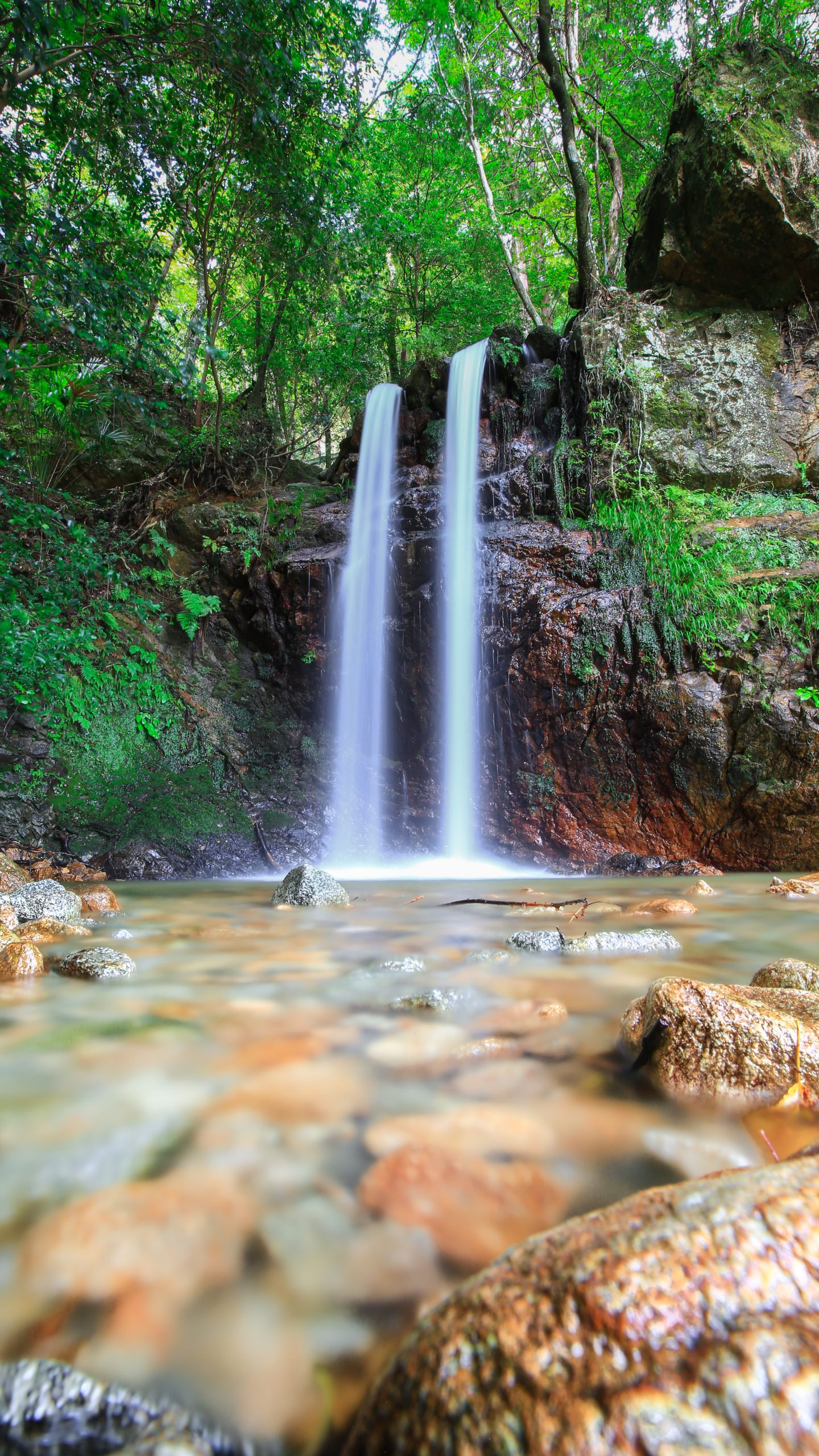 無料スマホ壁紙 マイナスイオン。AndroidとiPhoneに対応した4K高画質の無料待ち受け画像。三重県松阪市の夫婦の滝で撮影したフリー写真素材