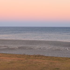 無料壁紙 夕焼けが広がるサンセットビーチ。PCとデスクトップ壁紙に最適な4K高画質の無料壁紙。三重県御浜町の七里御浜ふれあいビーチで撮影したフリー写真素材