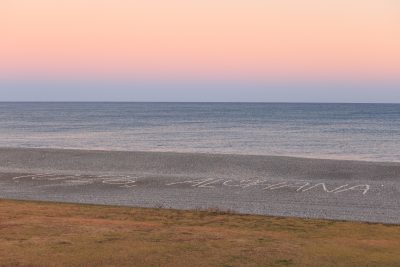 無料壁紙 夕焼けが広がるサンセットビーチ。PCとデスクトップ壁紙に最適な4K高画質の無料壁紙。三重県御浜町の七里御浜ふれあいビーチで撮影したフリー写真素材