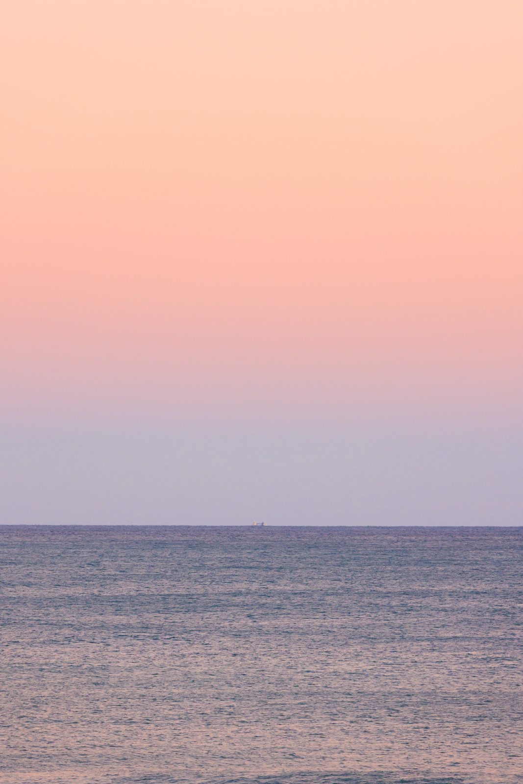 無料スマホ壁紙 優しい夕焼けの海。AndroidとiPhoneに対応した4K高画質の無料待ち受け画像。三重県御浜町の七里御浜ふれあいビーチで撮影したフリー写真素材