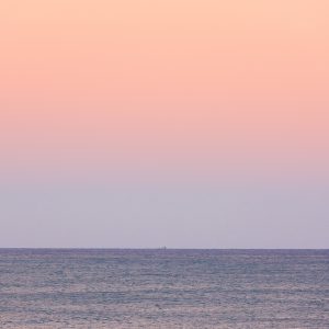 無料スマホ壁紙 優しい夕焼けの海。AndroidとiPhoneに対応した4K高画質の無料待ち受け画像。三重県御浜町の七里御浜ふれあいビーチで撮影したフリー写真素材