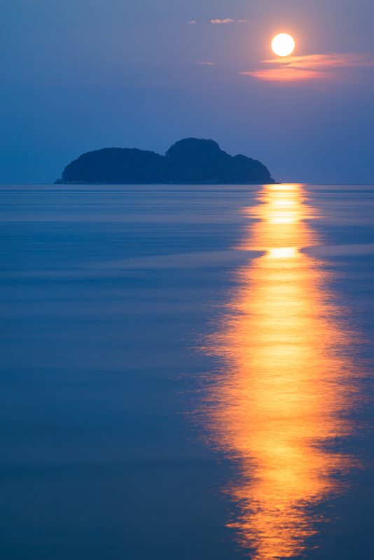 佐波留島と黄金に輝く満月の道