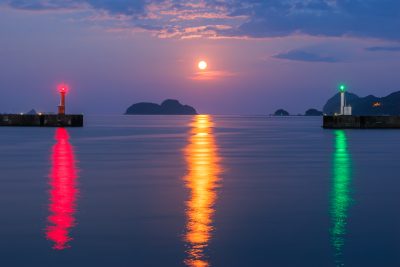尾鷲港の写真「まるで信号のような灯台と満月の光」