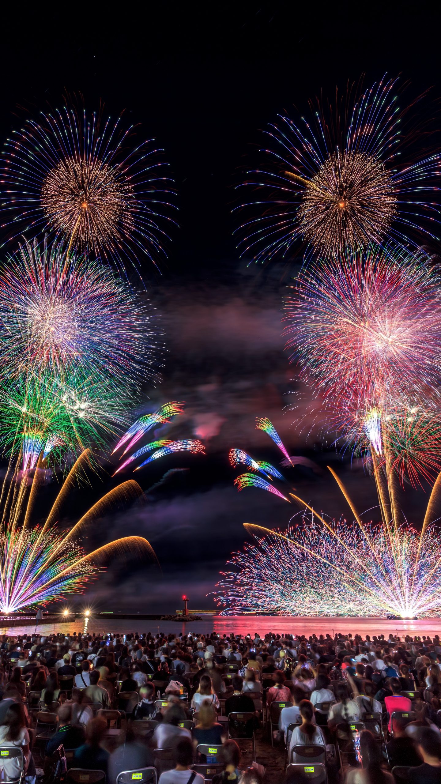 無料スマホ壁紙 水中花火との共演。AndroidとiPhoneに対応した4K高画質の無料待ち受け画像。三重県鈴鹿市の鈴鹿げんき花火大会で撮影したフリー写真素材