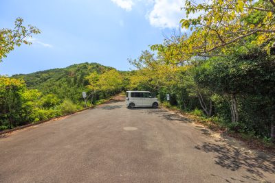 フリー写真素材「５台ほど駐車できそうな駐車場」