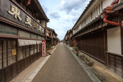 フリー写真素材「レトロな街道」