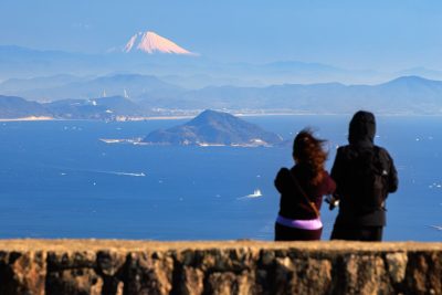 無料壁紙 朝熊山頂で富士山を見るカップル。PCとデスクトップ壁紙に最適な4K高画質の無料壁紙。三重県伊勢市の伊勢志摩スカイラインで撮影したフリー写真素材