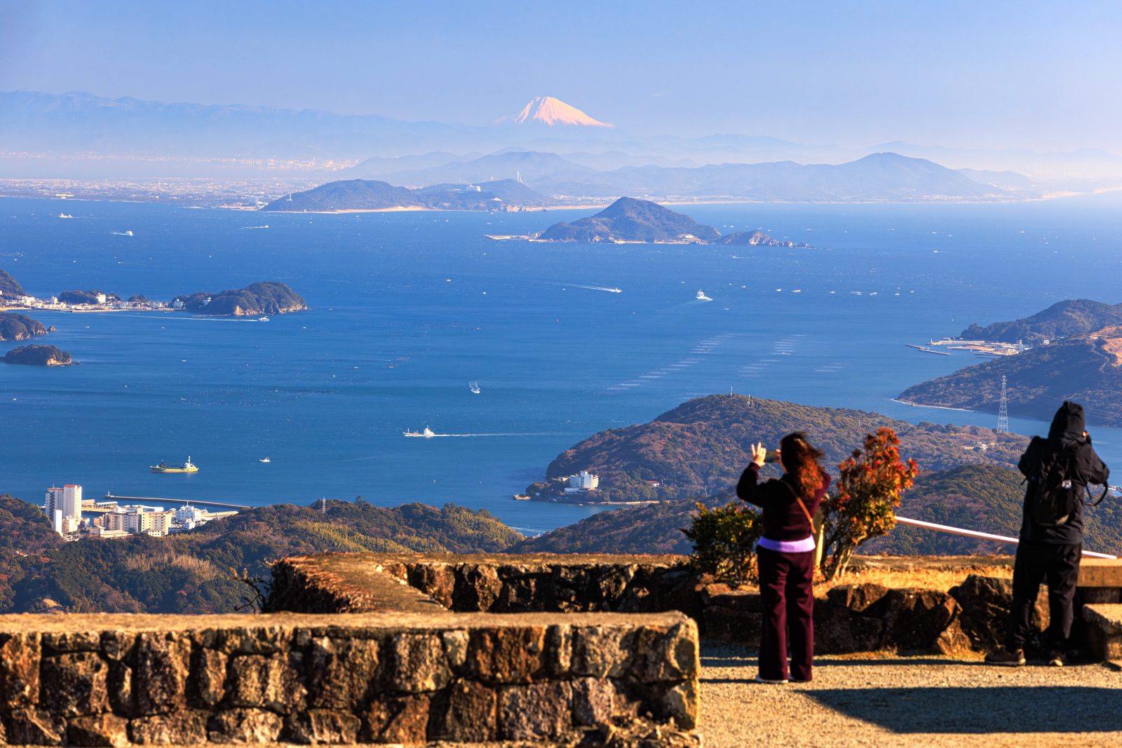 無料壁紙 朝熊山頂から富士山を眺める人。PCとデスクトップ壁紙に最適な4K高画質の無料壁紙。三重県伊勢市の伊勢志摩スカイラインで撮影したフリー写真素材