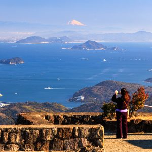 無料壁紙 朝熊山頂から富士山を眺める人。PCとデスクトップ壁紙に最適な4K高画質の無料壁紙。三重県伊勢市の伊勢志摩スカイラインで撮影したフリー写真素材