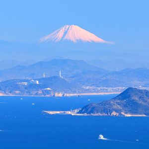 無料壁紙 三重県から眺める雪化粧の富士山。PCとデスクトップ壁紙に最適な4K高画質の無料壁紙。三重県伊勢市の伊勢志摩スカイラインで撮影したフリー写真素材