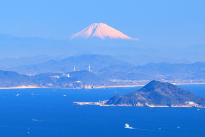 無料壁紙 三重県から眺める雪化粧の富士山。PCとデスクトップ壁紙に最適な4K高画質の無料壁紙。三重県伊勢市の伊勢志摩スカイラインで撮影したフリー写真素材