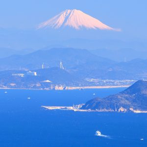 運気が上がる待ち受け 三重県から眺める絶景の富士山。AndroidとiPhoneに対応した4K高画質の無料スマホ壁紙。三重県伊勢市の伊勢志摩スカイラインで撮影したフリー写真素材
