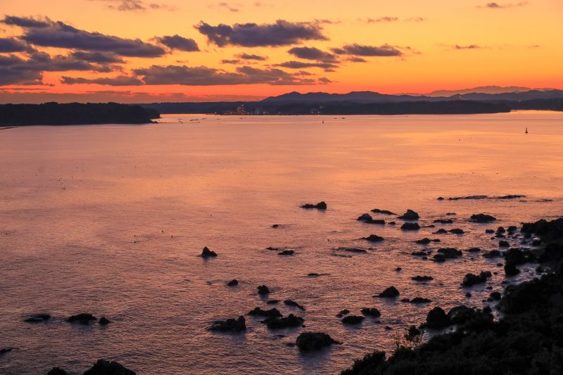 菅崎園地（春雨展望台）の写真「夕焼けの的矢湾」