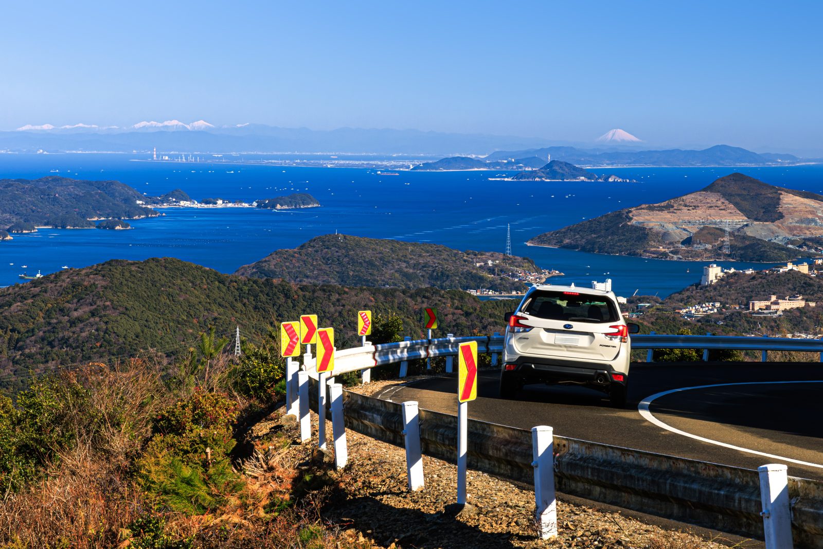 無料壁紙 光石展望台の近くを走る車。PCとデスクトップ壁紙に最適な4K高画質の無料壁紙。三重県伊勢市の伊勢志摩スカイラインで撮影したフリー写真素材