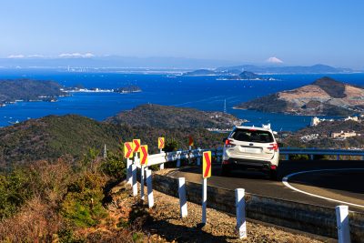 無料壁紙 光石展望台の近くを走る車。PCとデスクトップ壁紙に最適な4K高画質の無料壁紙。三重県伊勢市の伊勢志摩スカイラインで撮影したフリー写真素材