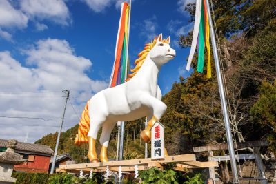 無料壁紙 2026年度の午ジャンボ干支。PCとデスクトップ壁紙に最適な4K高画質の無料壁紙。三重県津市の辰水神社のジャンボ干支で撮影したフリー写真素材