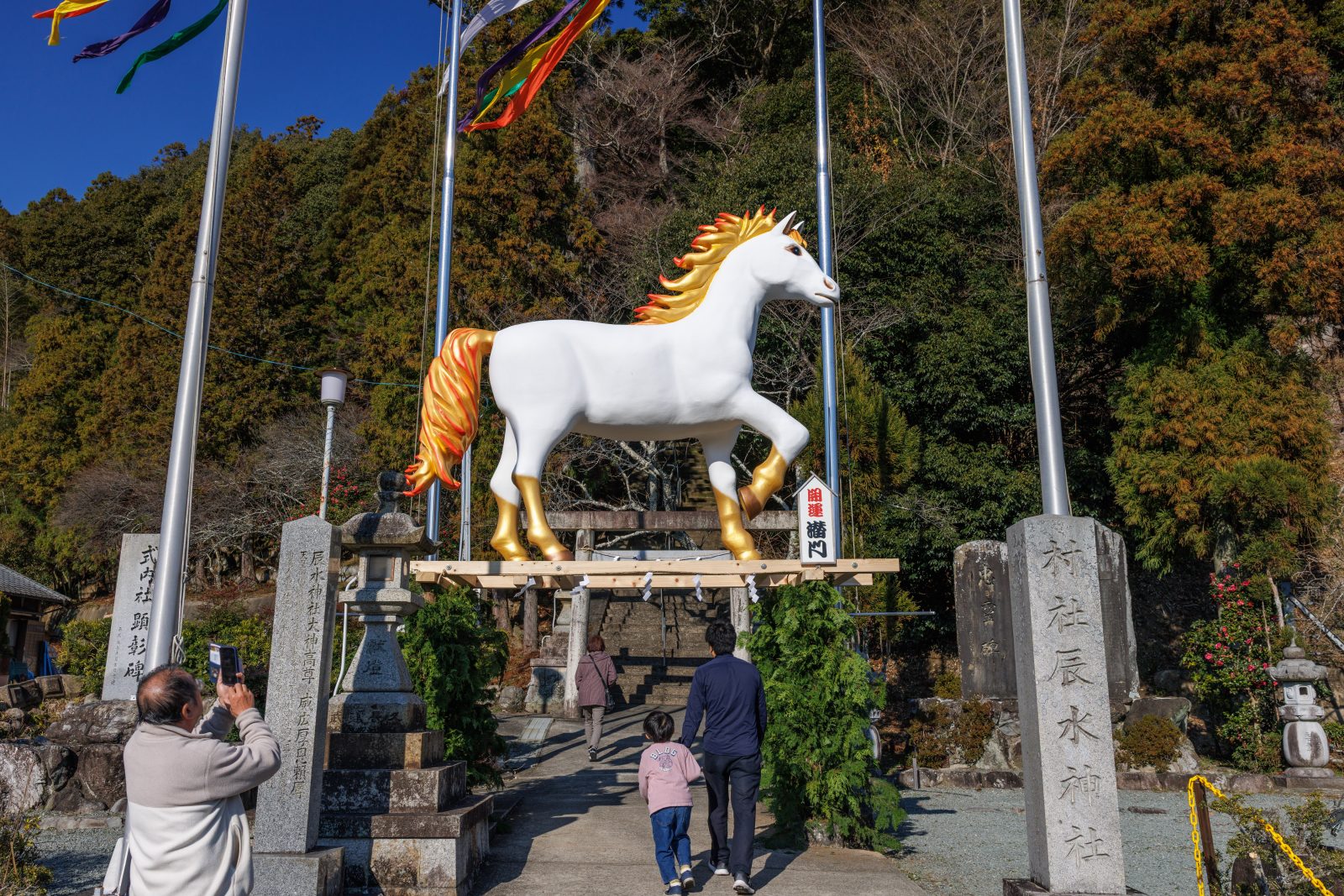 無料壁紙 午ジャンボ干支を参拝する人。PCとデスクトップ壁紙に最適な4K高画質の無料壁紙。三重県津市の辰水神社のジャンボ干支で撮影したフリー写真素材