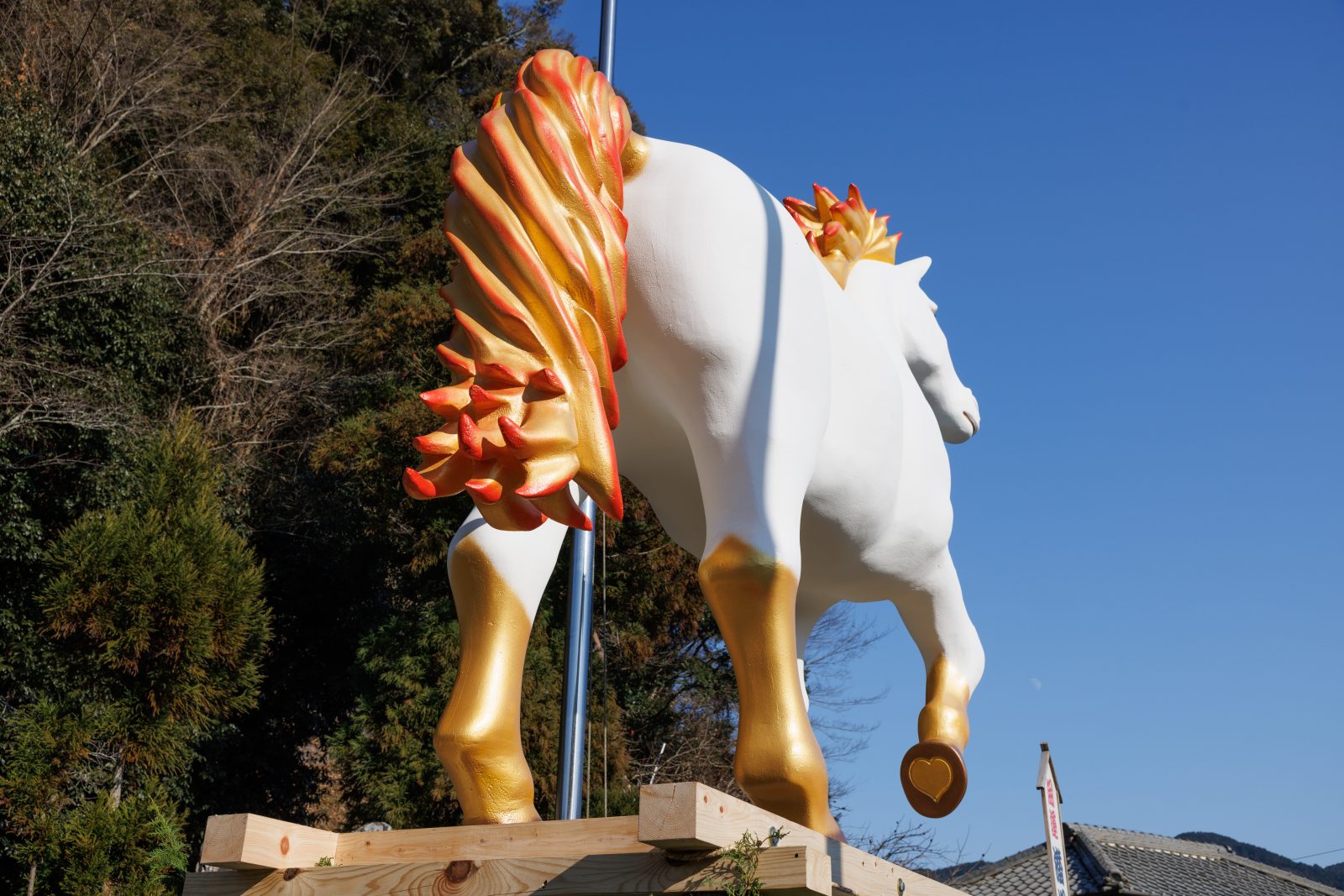 無料壁紙 丙午を象徴する赤い毛先。PCとデスクトップ壁紙に最適な4K高画質の無料壁紙。三重県津市の辰水神社のジャンボ干支で撮影したフリー写真素材