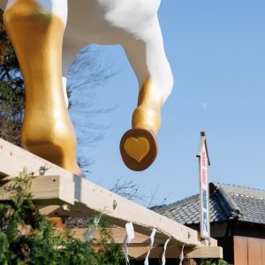 無料壁紙 右足のヒヅメにある♥️。PCとデスクトップ壁紙に最適な4K高画質の無料壁紙。三重県津市の辰水神社のジャンボ干支で撮影したフリー写真素材