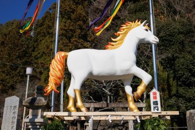 無料壁紙 午ジャンボ干支の全体。PCとデスクトップ壁紙に最適な4K高画質の無料壁紙。三重県津市の辰水神社のジャンボ干支で撮影したフリー写真素材