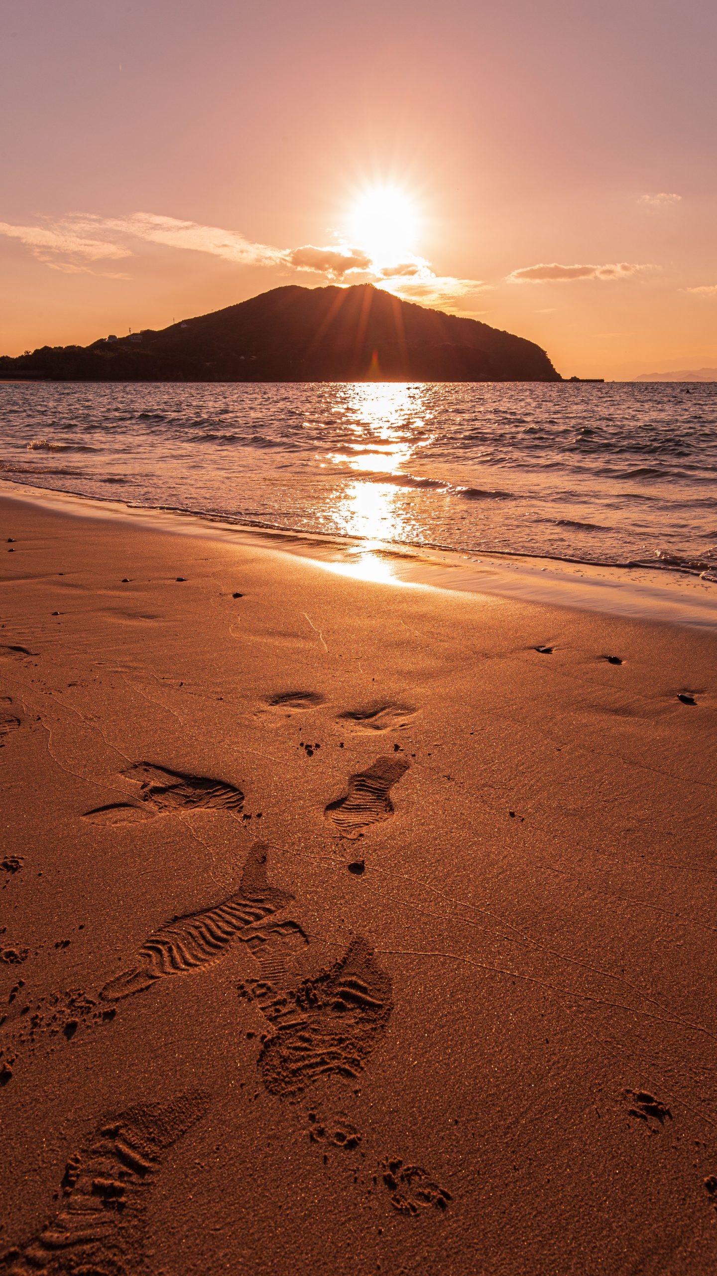 無料スマホ壁紙 波打ち際の物語。AndroidとiPhoneに対応した4K高画質の無料待ち受け画像。三重県志摩市の御座白浜海水浴場で撮影したフリー写真素材